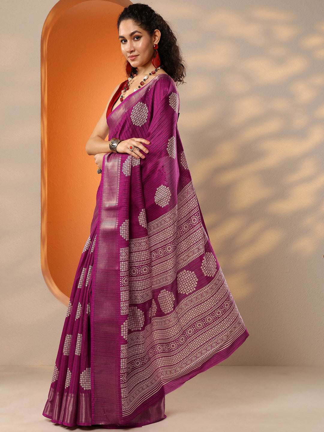 Magenta Printed Silk Blend Saree With Unstitched Blouse Picece