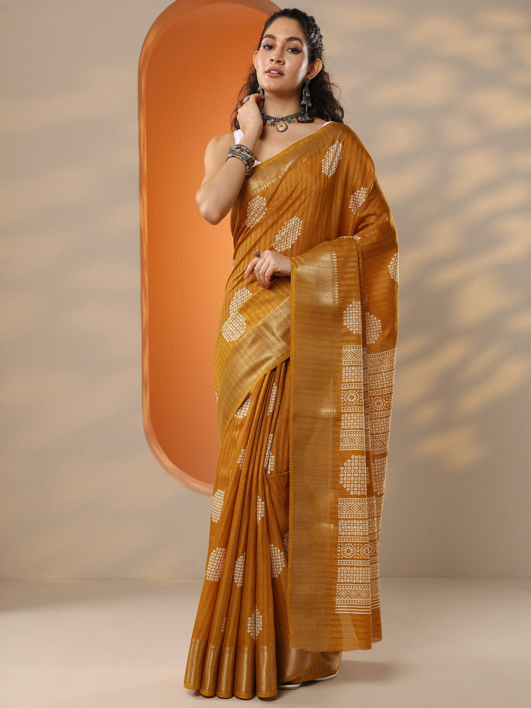 Mustard Printed Silk Blend Saree With Unstitched Blouse Piece
