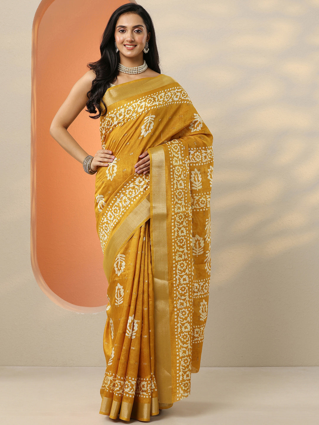 Mustard Printed Silk Blend Saree With Unstitched Blouse Piece