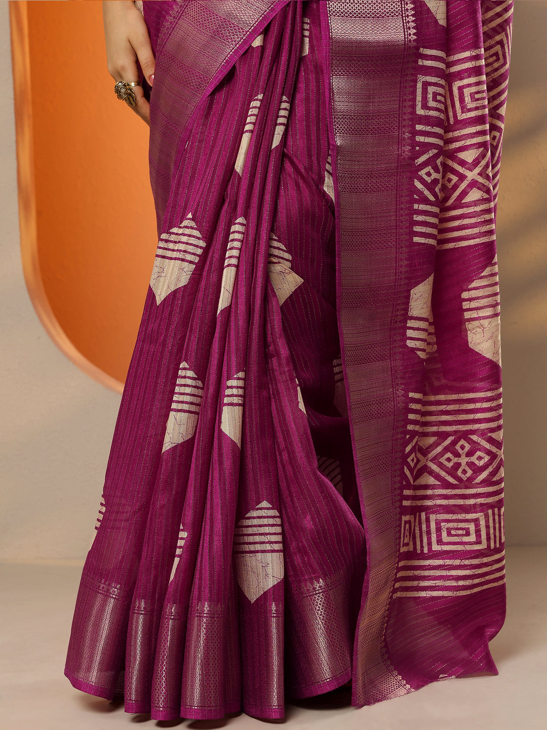Magenta Printed Silk Blend Saree With Unstitched Blouse Piece