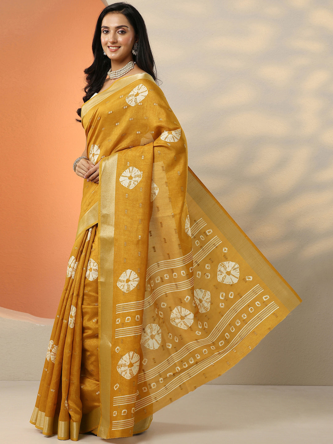 Mustard Printed Silk Blend Saree With Unstitched Blouse Piece