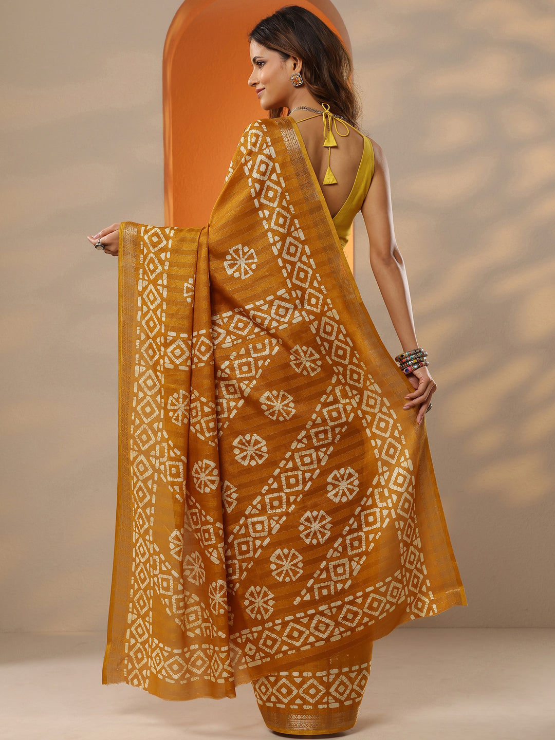 Mustard Printed Silk Blend Saree With Unstitched Blouse Piece