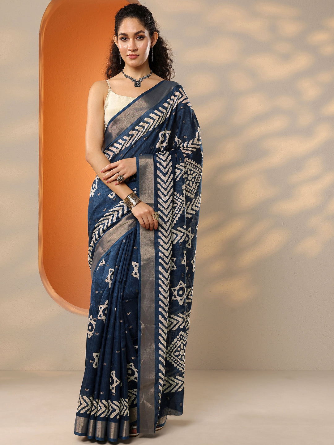 Navy Blue Printed Silk Blend Saree With Unstitched Blouse Piece