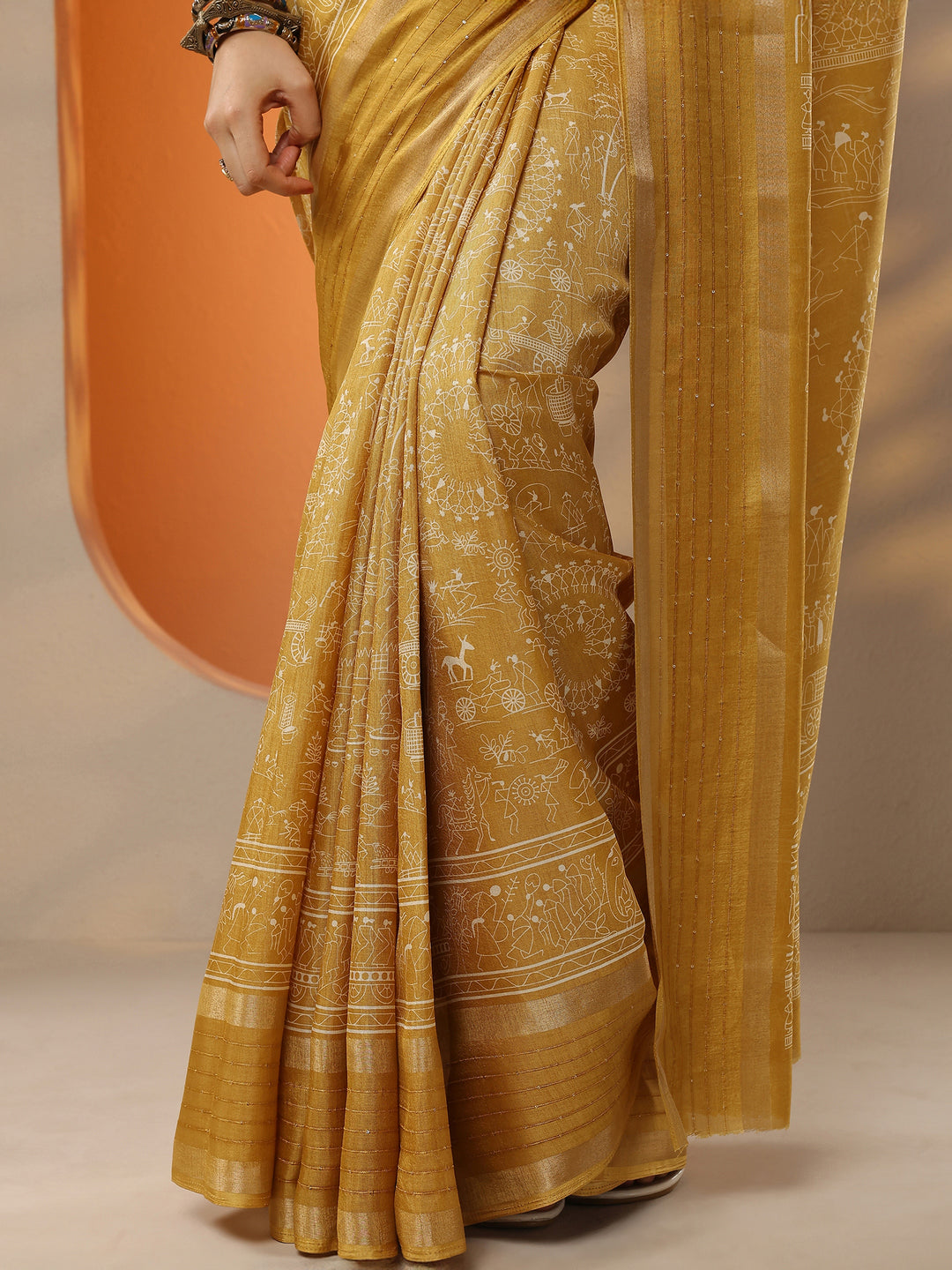 Mustard Printed Silk Blend Saree With Unstitched Blouse Piece