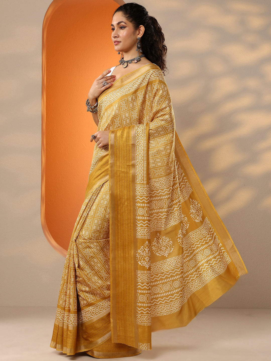 Mustard Printed Silk Blend Saree With Unstitched Blouse Piece