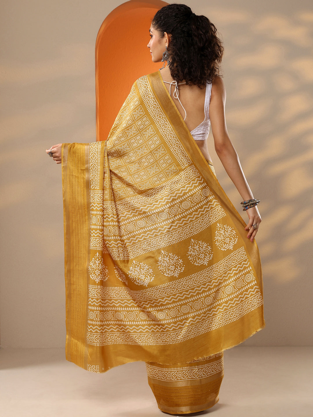 Mustard Printed Silk Blend Saree With Unstitched Blouse Piece