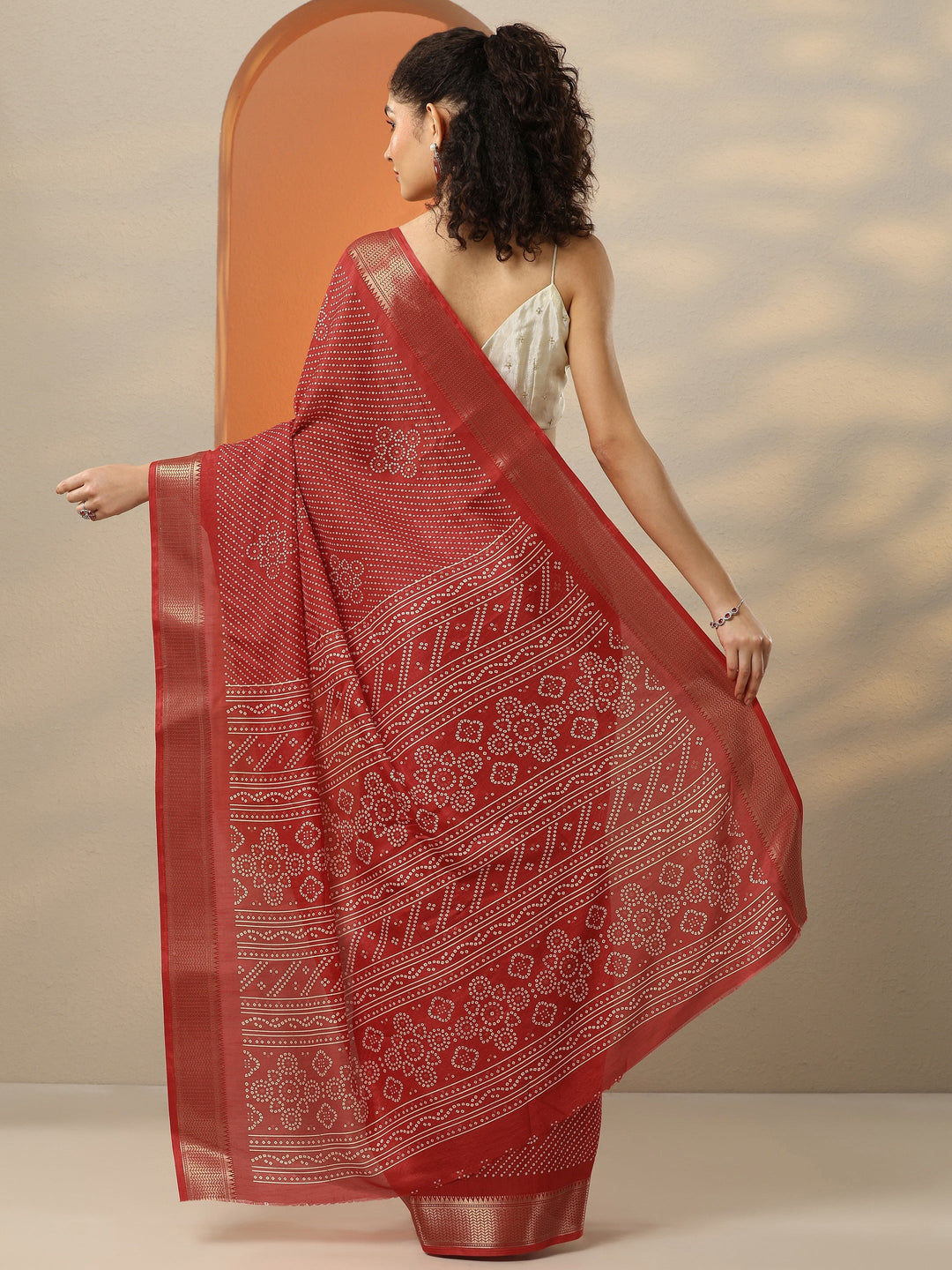 Red Bandhani Printed Silk Blend Saree With Unstitched Blouse Piece