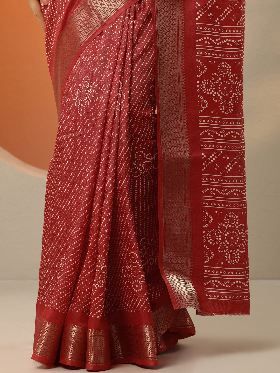 Red Bandhani Printed Silk Blend Saree With Unstitched Blouse Piece