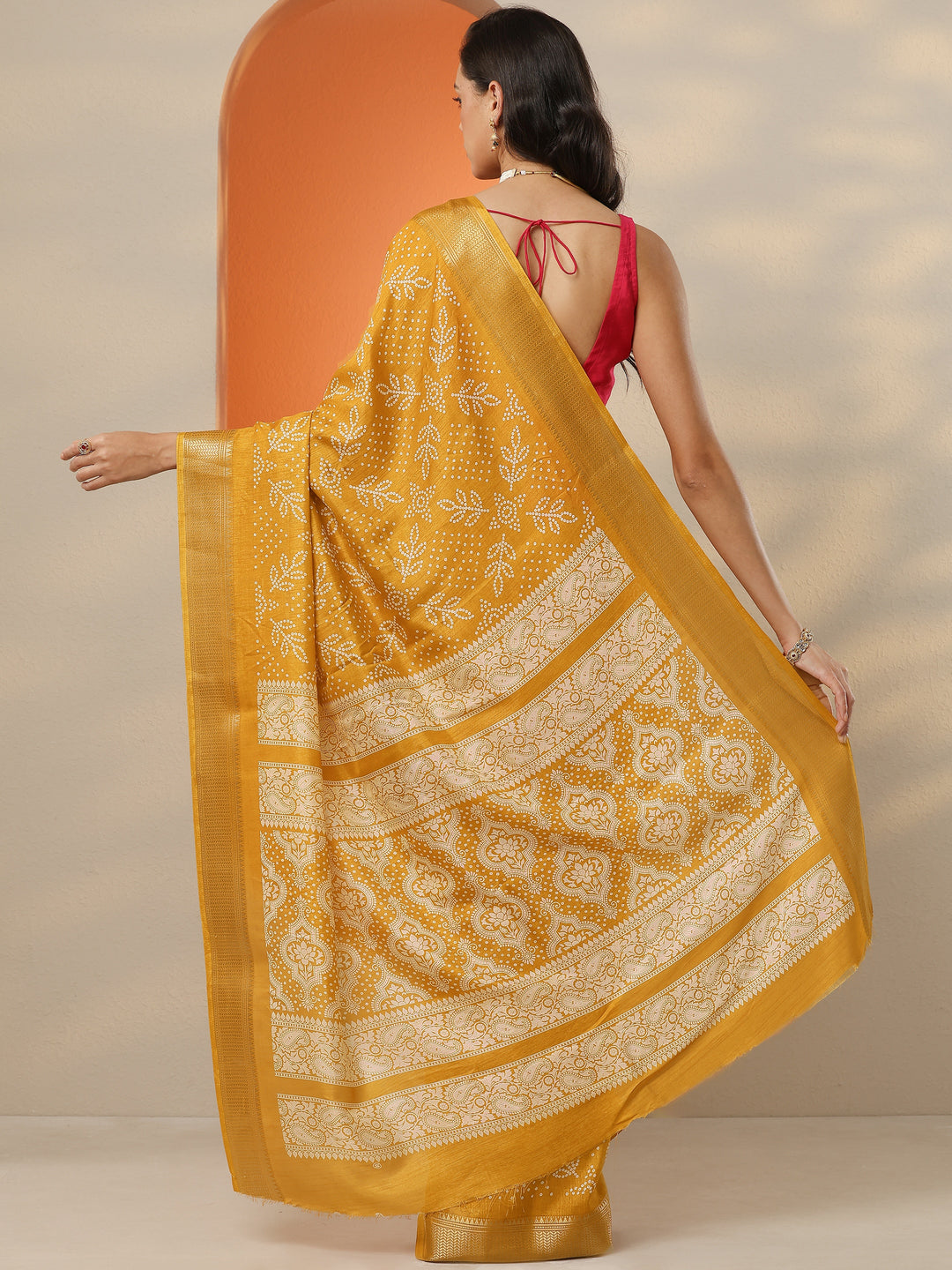 Mustard Bandhani Printed Silk Blend Saree With Unstitched Blouse Piece