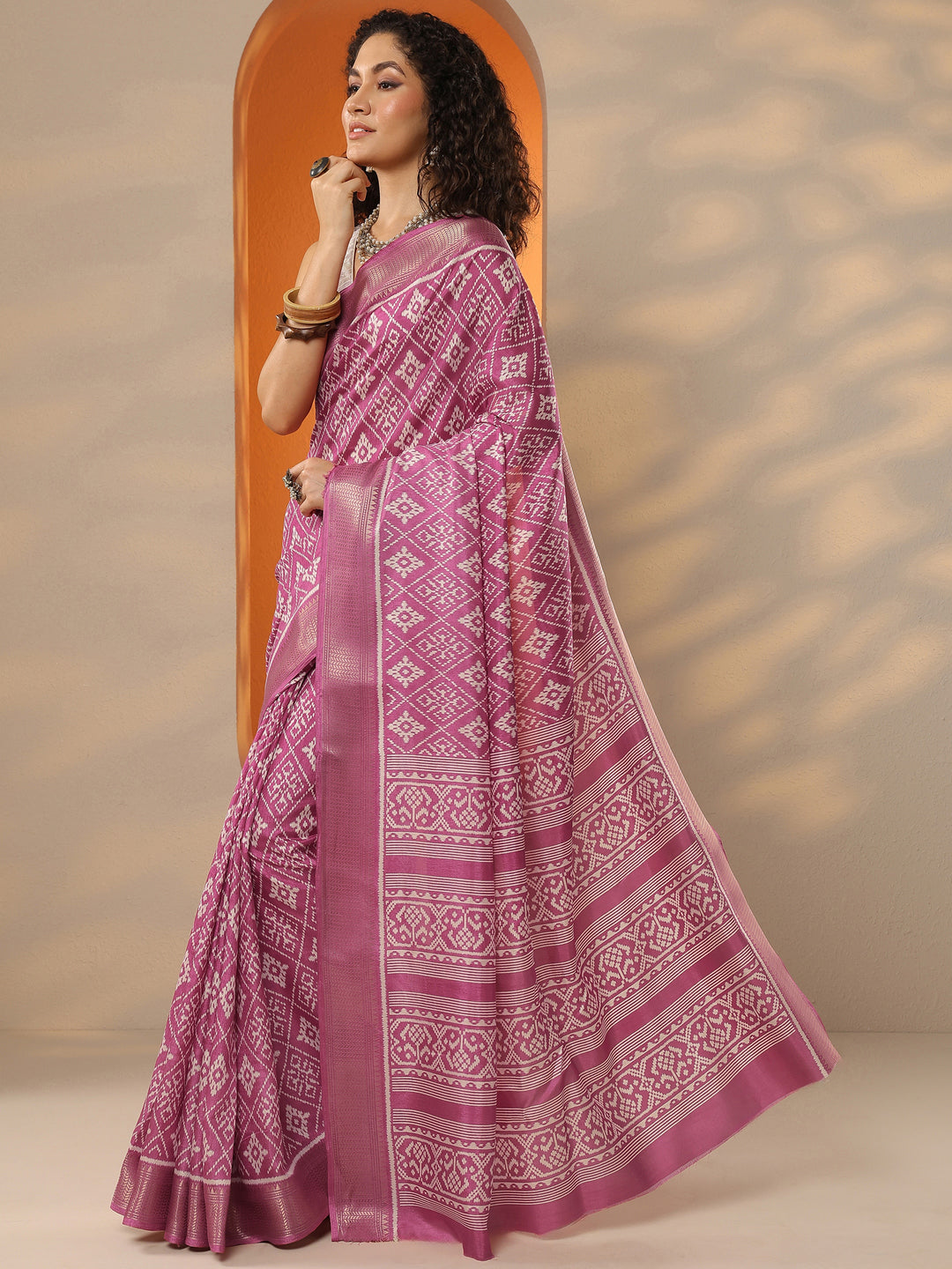 Pink Printed Silk Blend Saree With Unstitched Blouse Picece