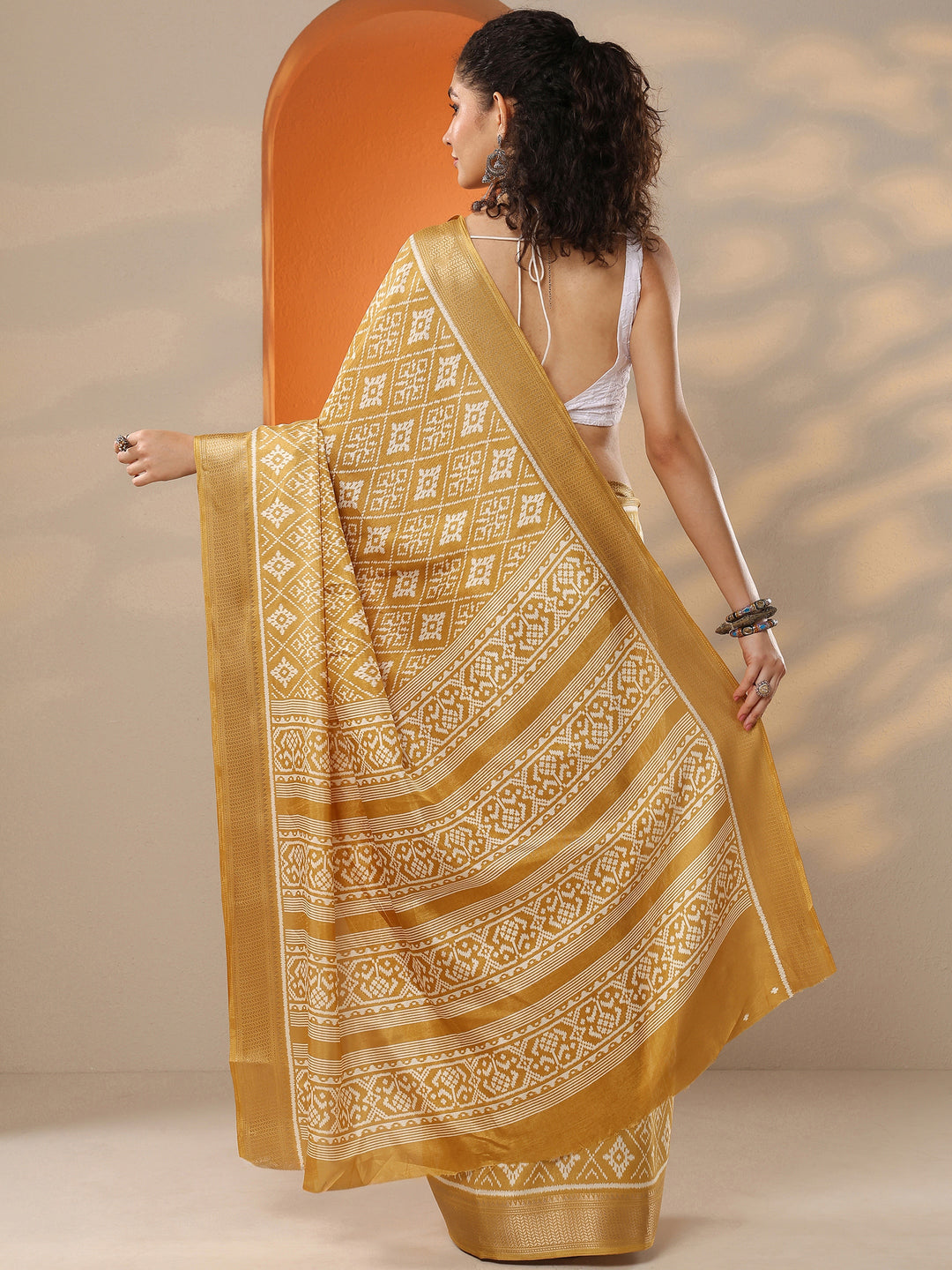 Mustard Printed Silk Blend Saree With Unstitched Blouse Piece
