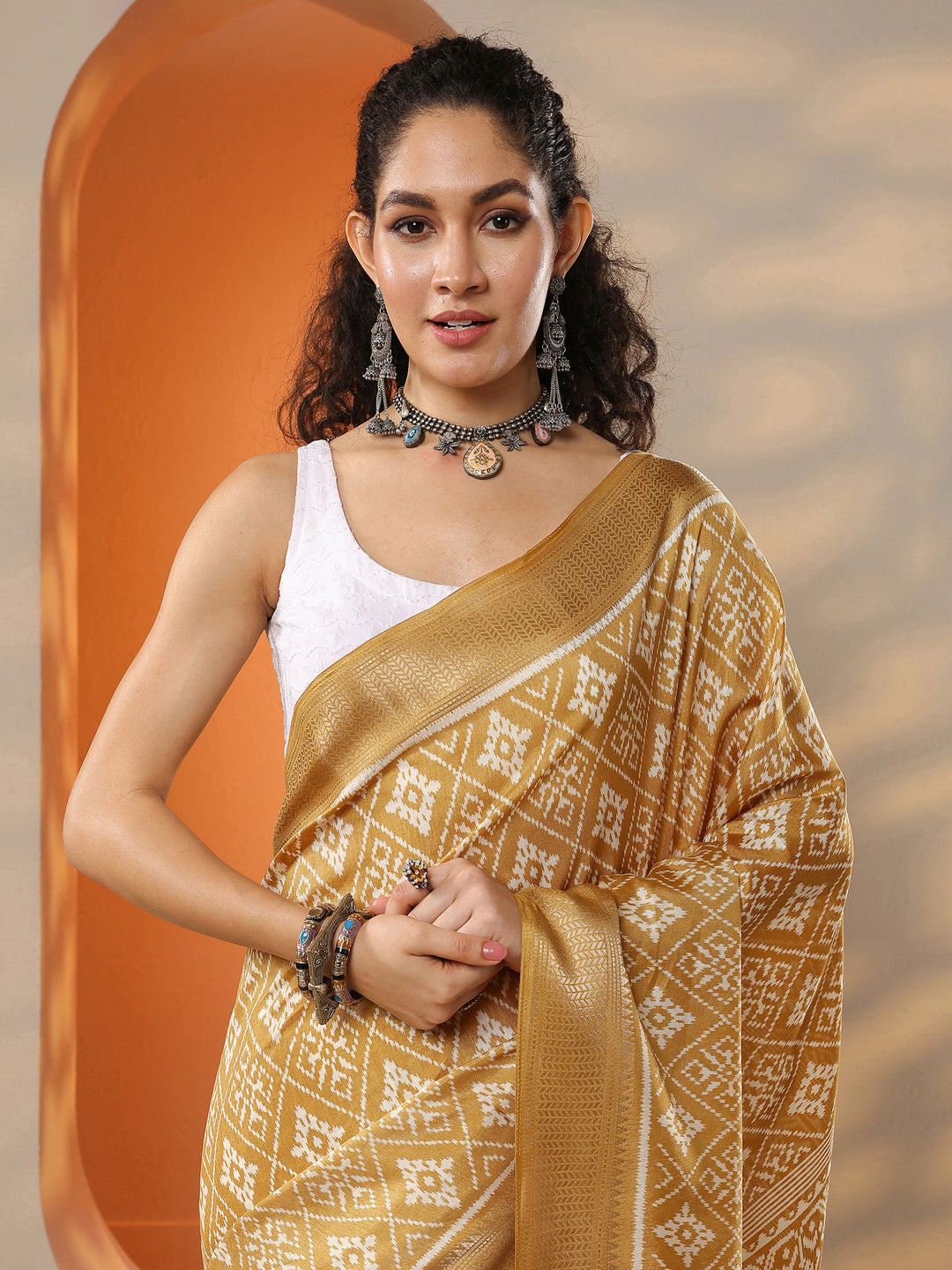 Mustard Printed Silk Blend Saree With Unstitched Blouse Piece