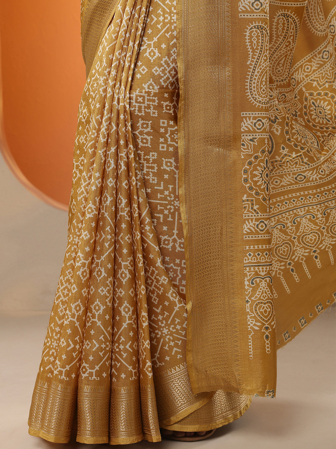 Mustard Printed Silk Blend Saree With Unstitched Blouse Piece