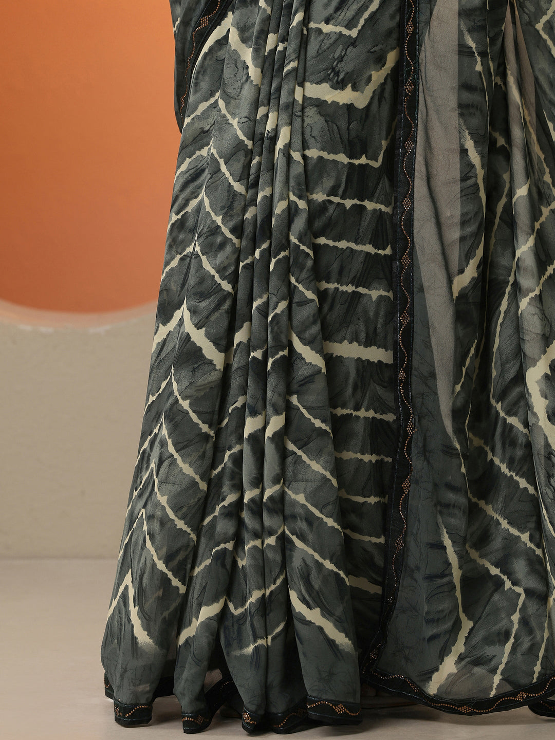 Grey Leheriya Printed Georgette Saree With Unstitched Blouse Picece