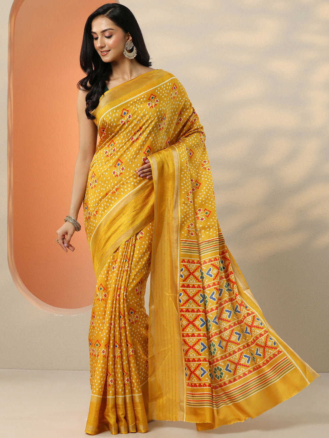 Mustard Printed Silk Blend Saree With Unstitched Blouse Picece