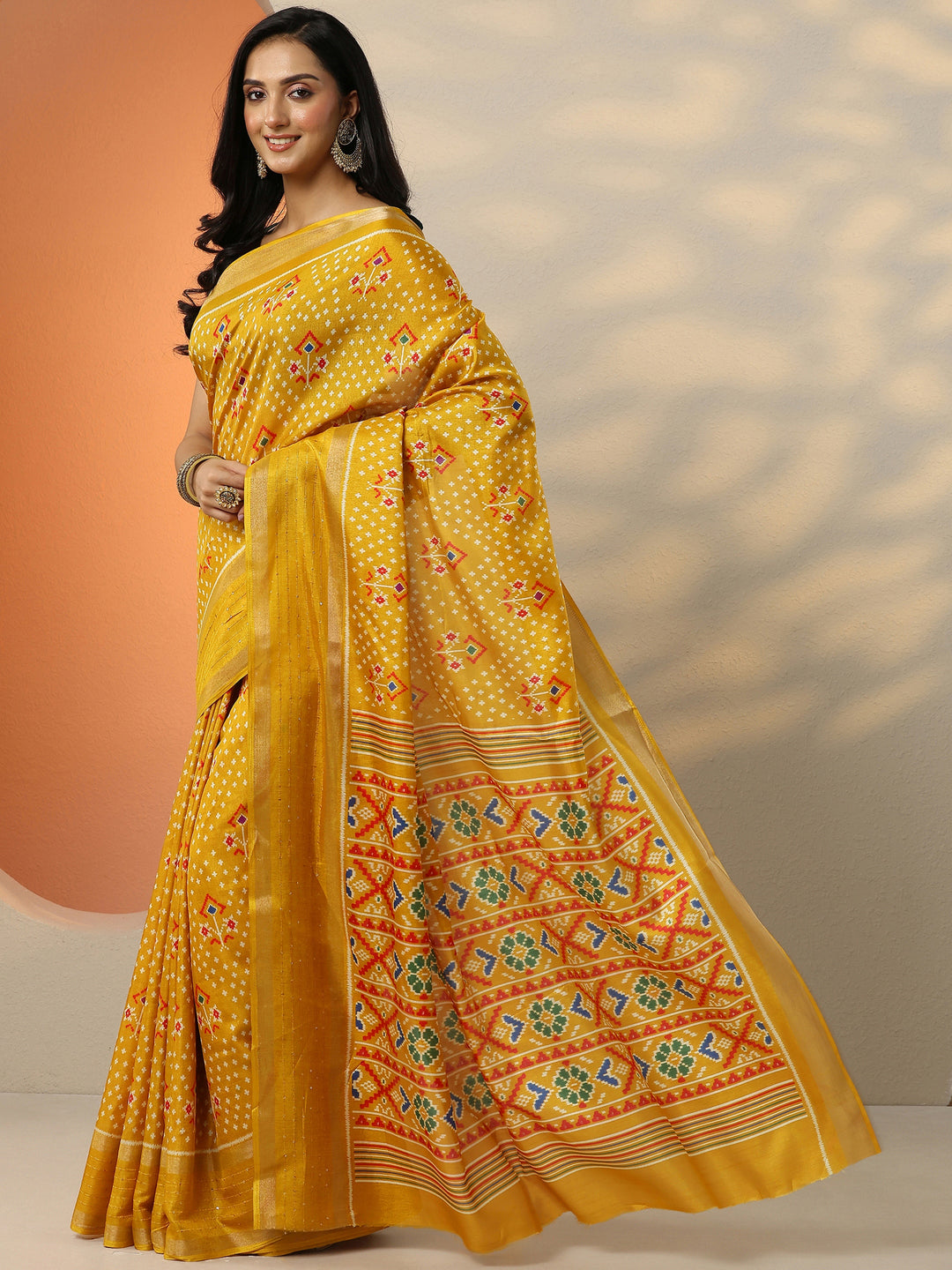 Mustard Printed Silk Blend Saree With Unstitched Blouse Picece