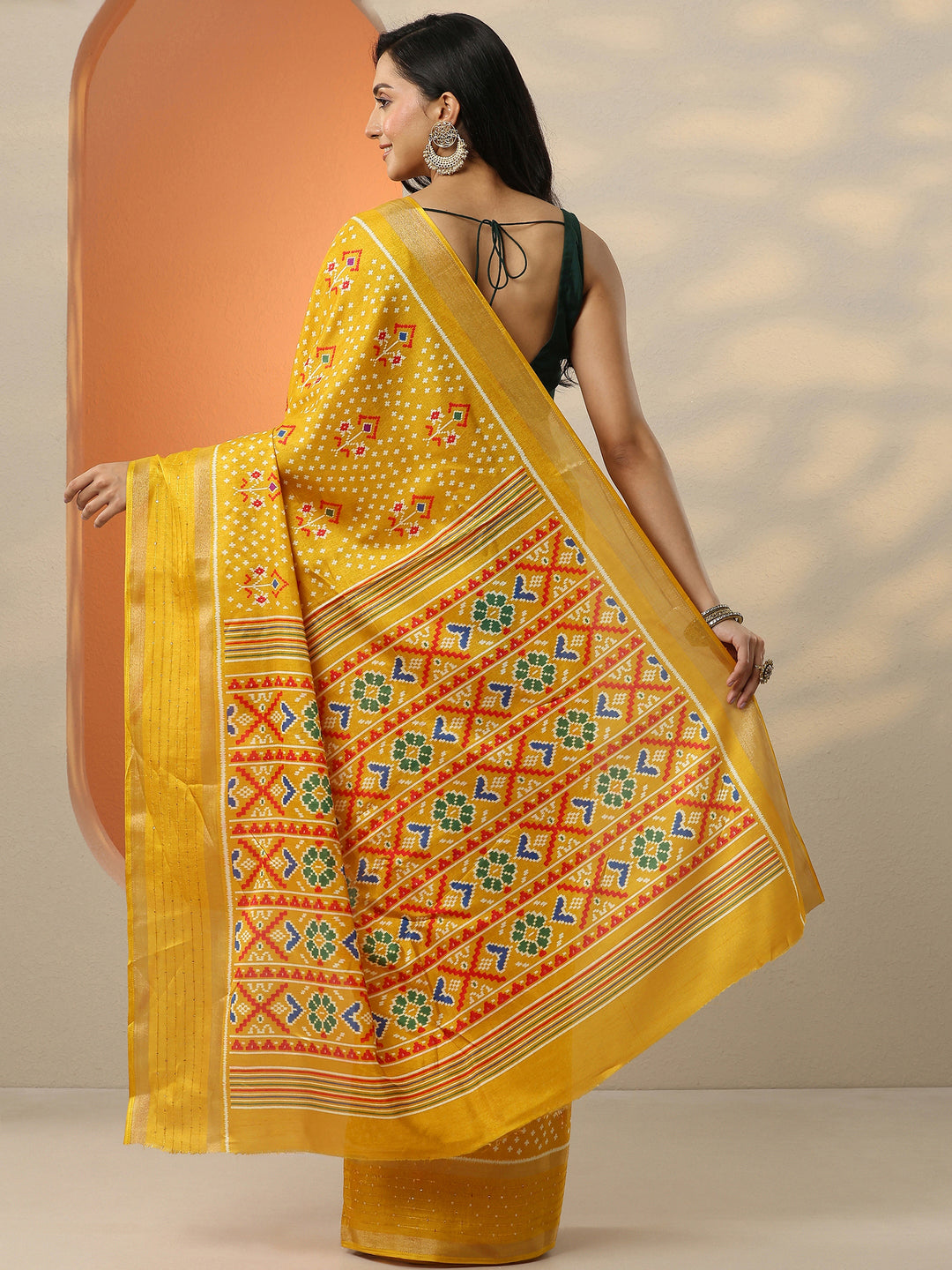 Mustard Printed Silk Blend Saree With Unstitched Blouse Picece