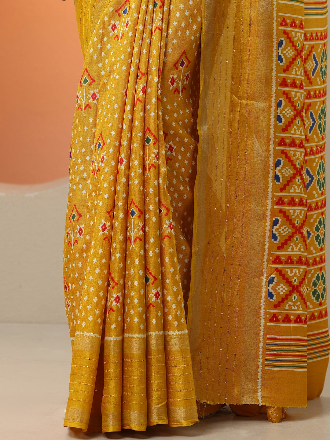 Mustard Printed Silk Blend Saree With Unstitched Blouse Picece