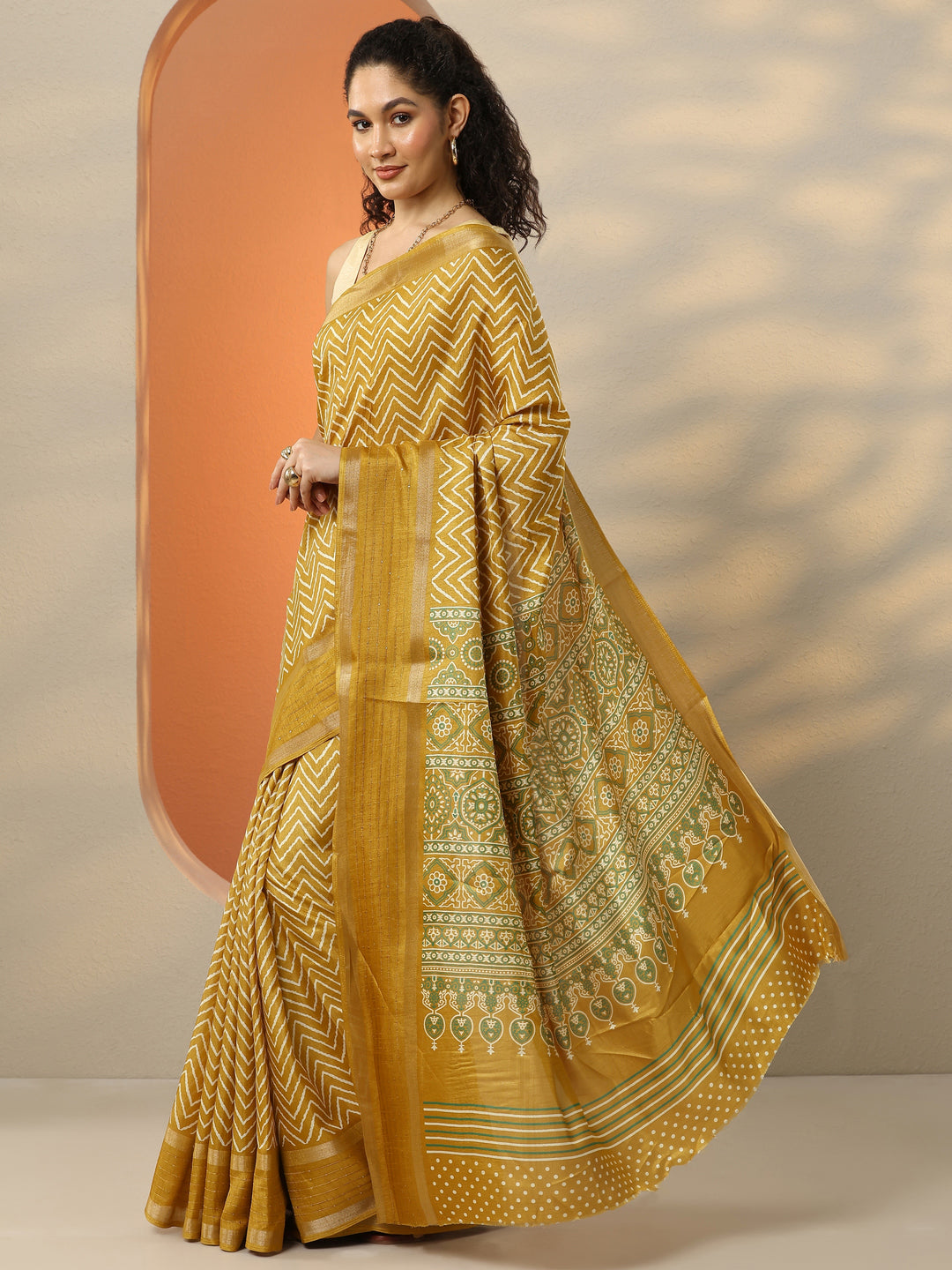 Sari Georgette Leheriya Imprimé Floral Marron Avec Blouse Non Cousue – Élégance Traditionnelle Pour Femme