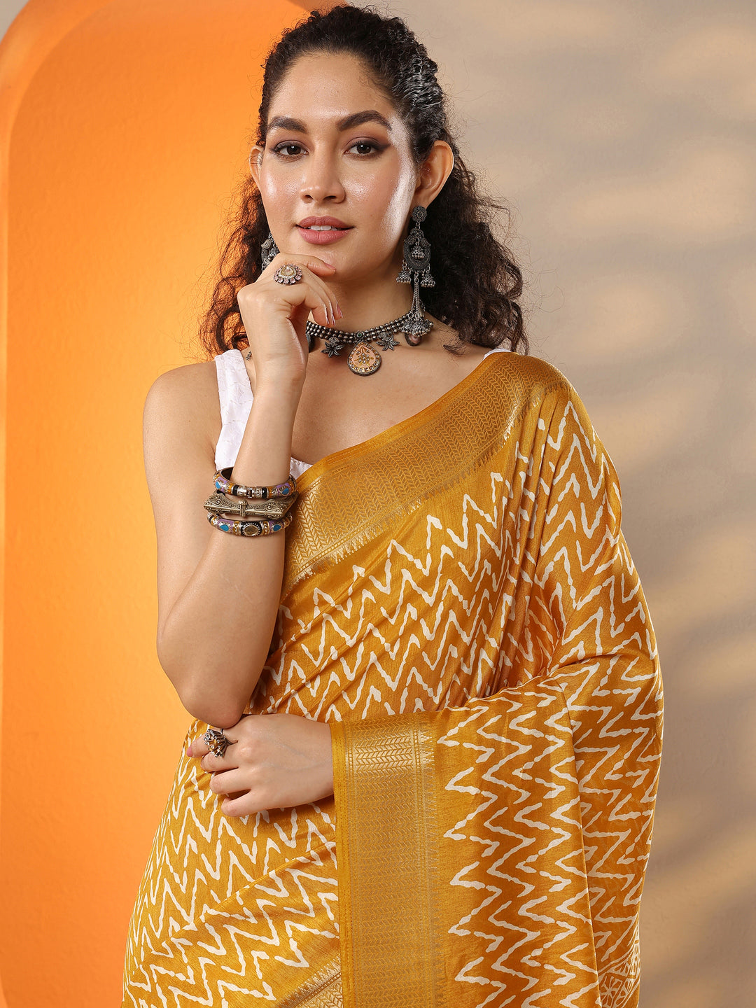 Mustard Leheriya Printed Silk Blend Saree With Unstitched Blouse Piece