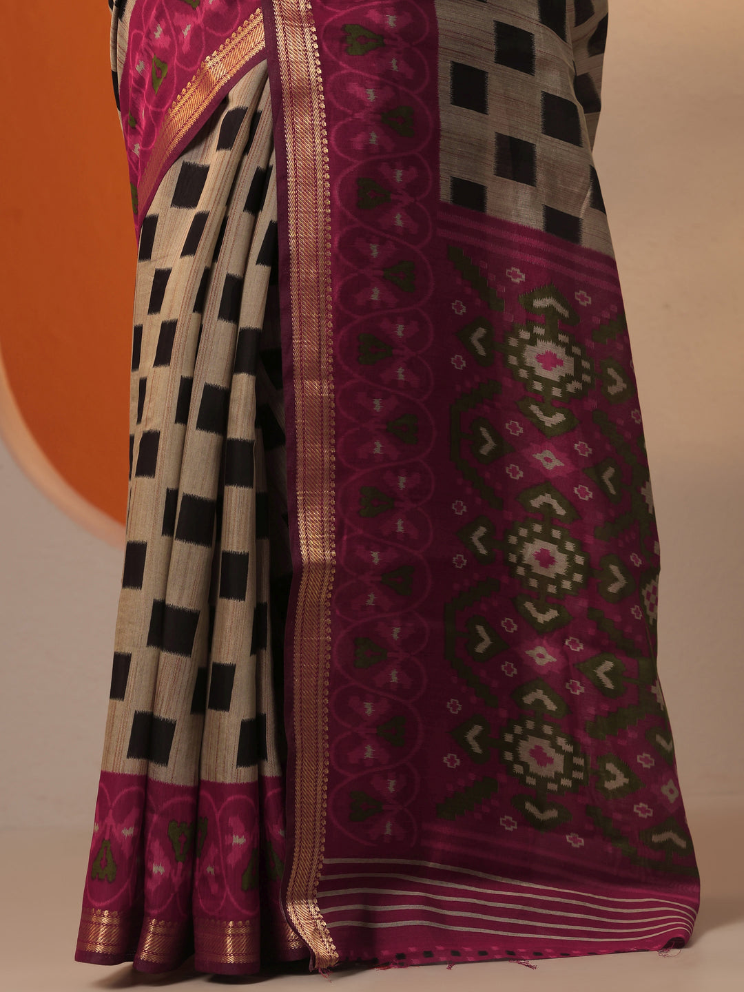 Brown Printed Silk Blend Saree With Unstitched Blouse Piece