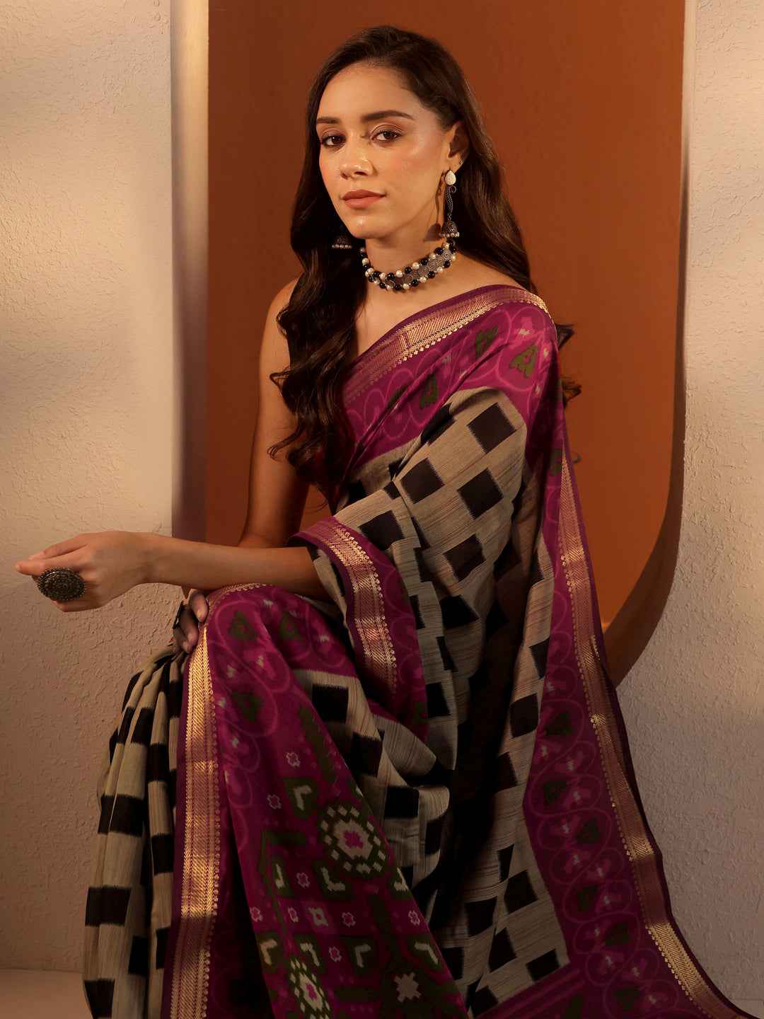 Brown Printed Silk Blend Saree With Unstitched Blouse Piece
