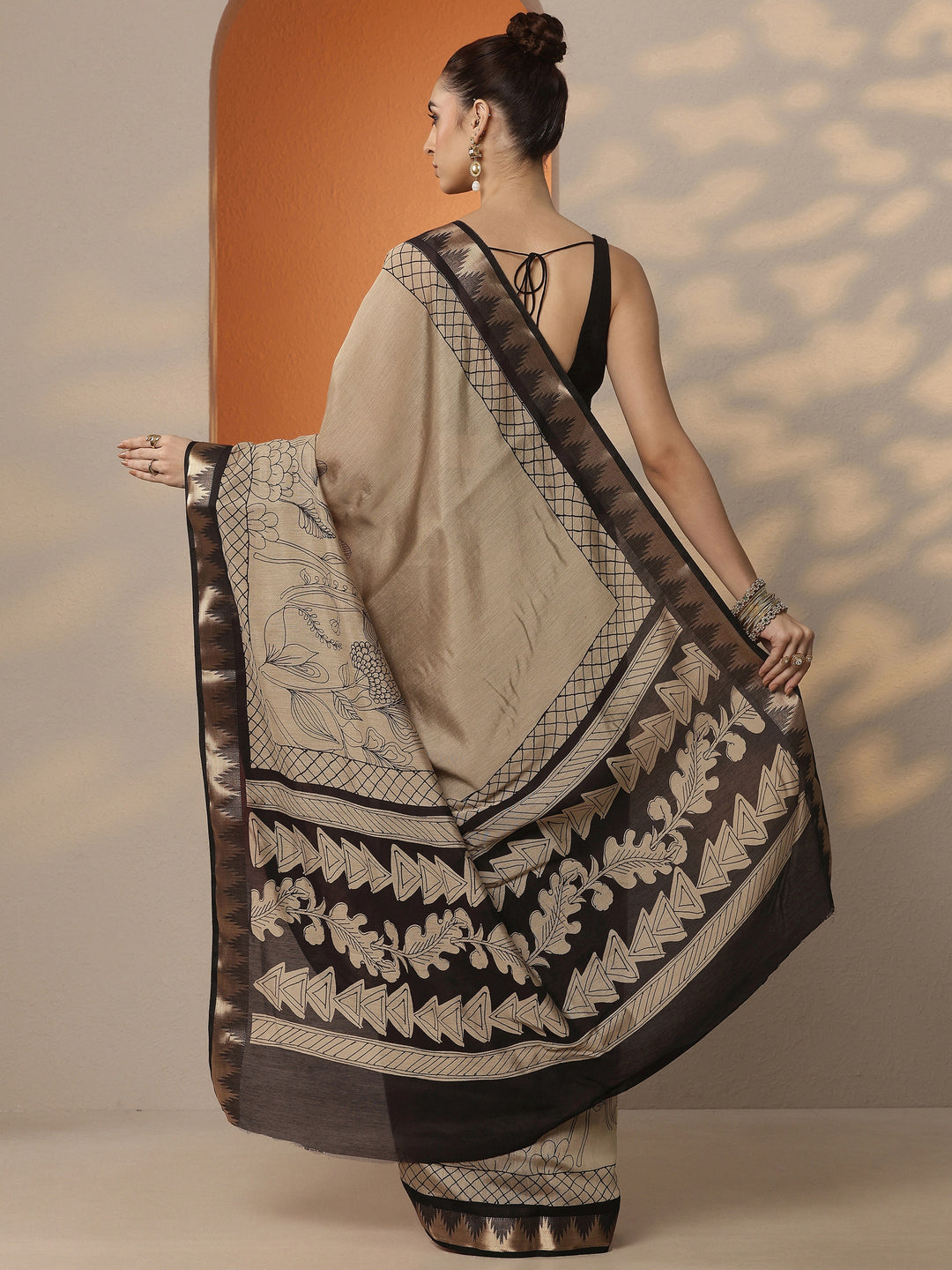 Beige Printed Silk Blend Saree With Unstitched Blouse Piece