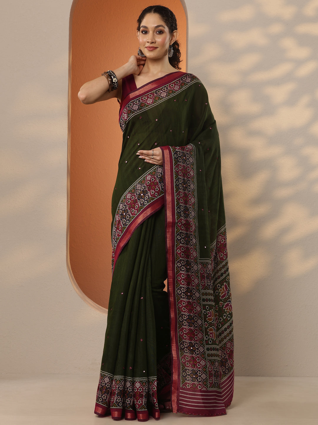 Green Solid Silk Blend Saree With Unstitched Blouse Piece