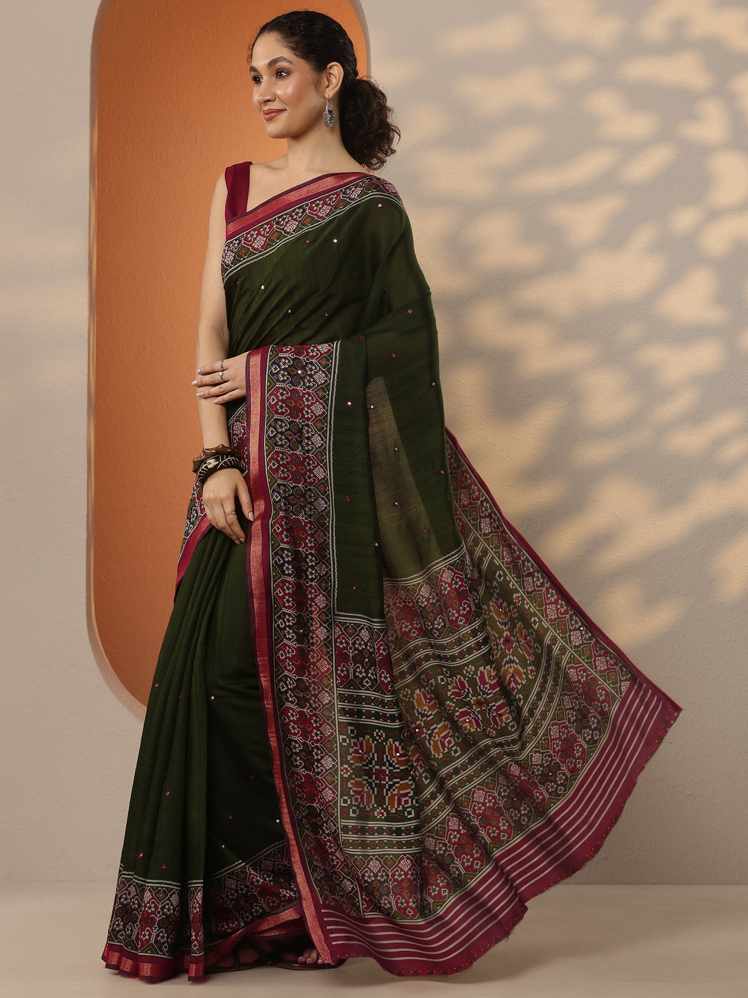 Green Solid Silk Blend Saree With Unstitched Blouse Piece