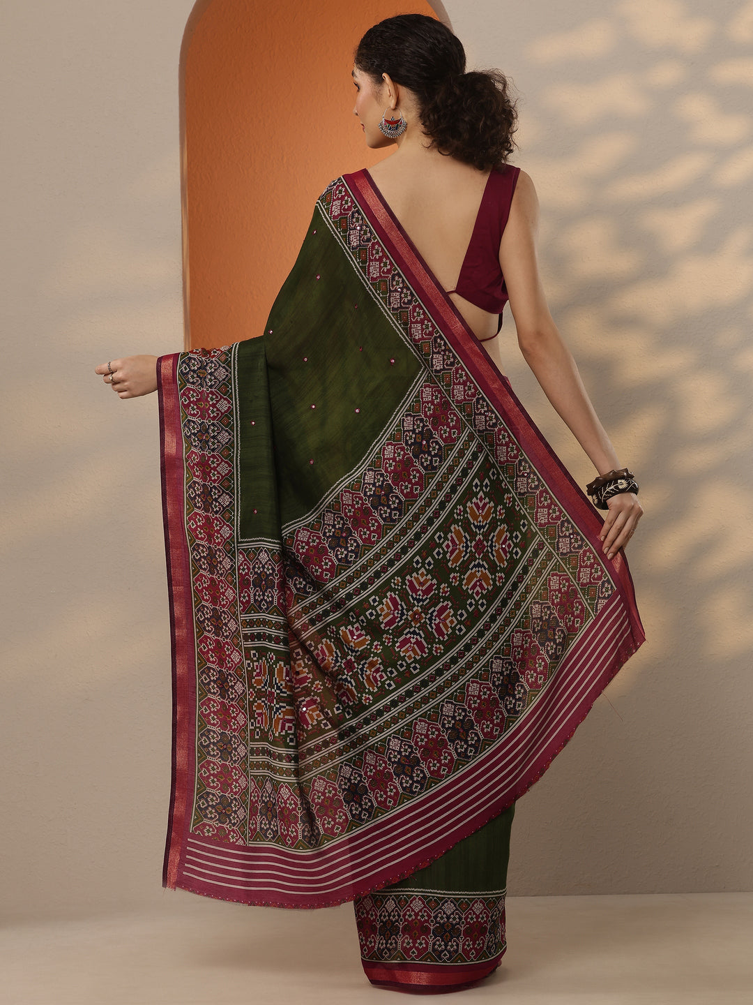 Green Solid Silk Blend Saree With Unstitched Blouse Piece