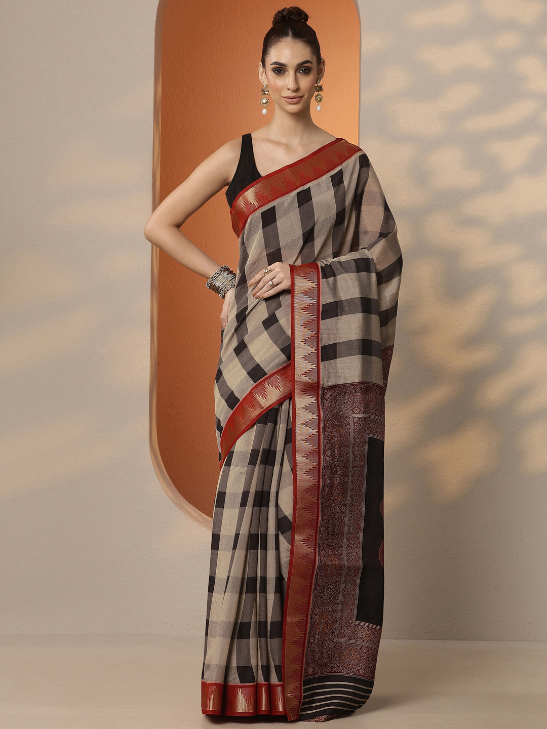 Beige Printed Silk Blend Saree With Unstitched Blouse Piece