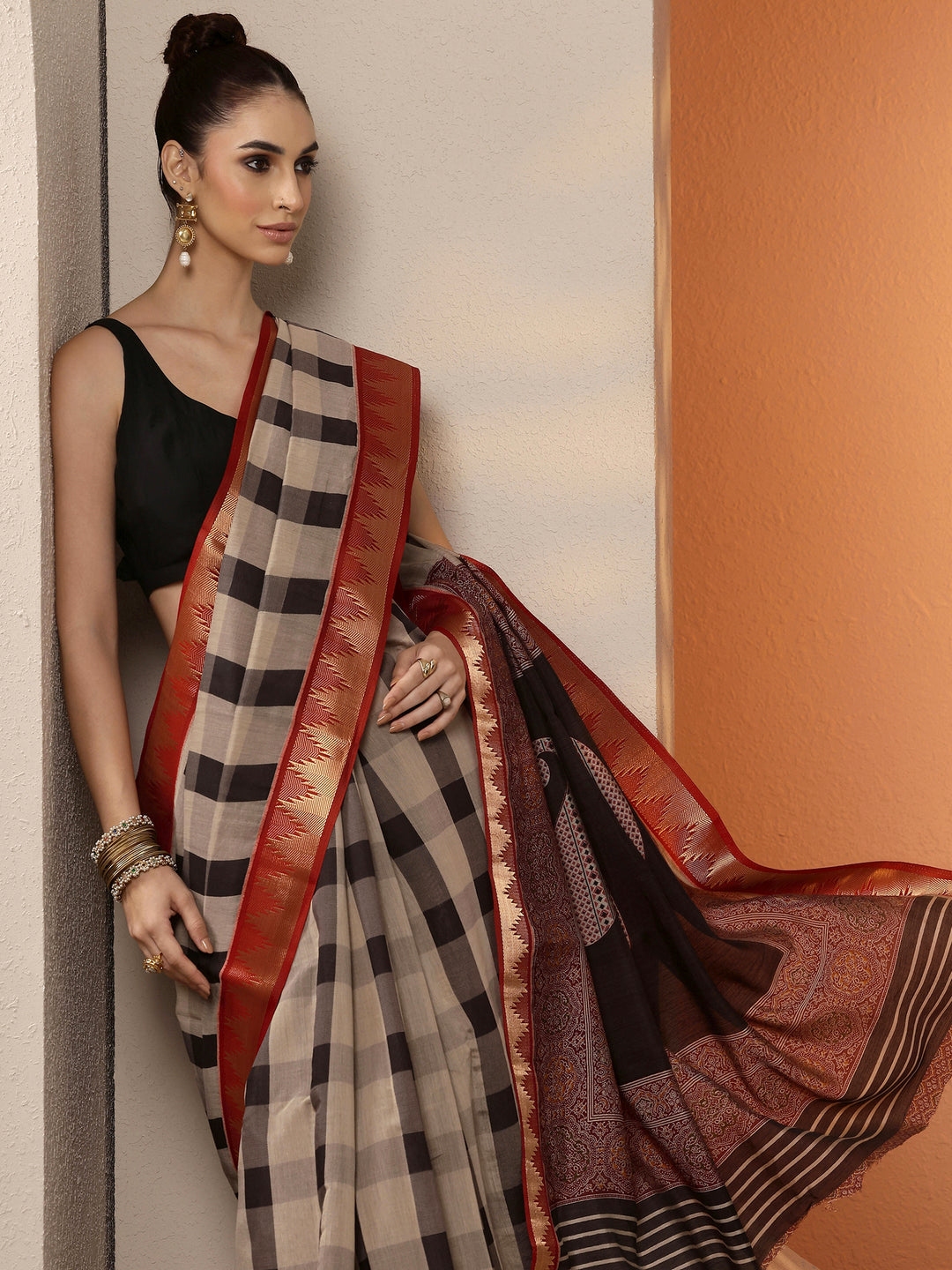 Beige Printed Silk Blend Saree With Unstitched Blouse Piece