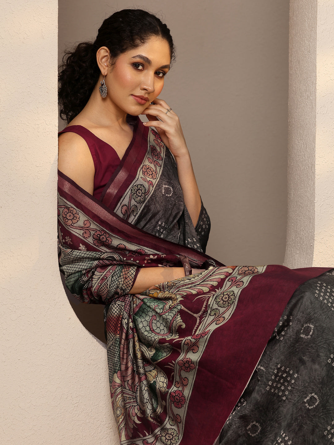 Grey Bandhani Printed Silk Blend Saree With Unstitched Blouse Piece