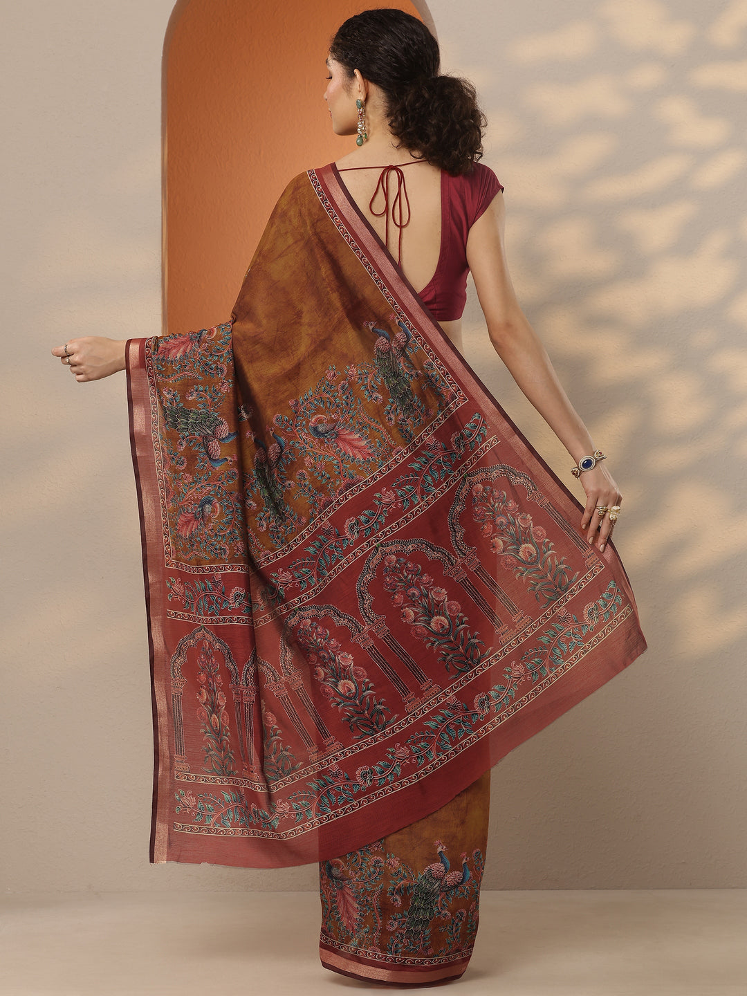 Mustard Printed Silk Blend Saree With Unstitched Blouse Piece