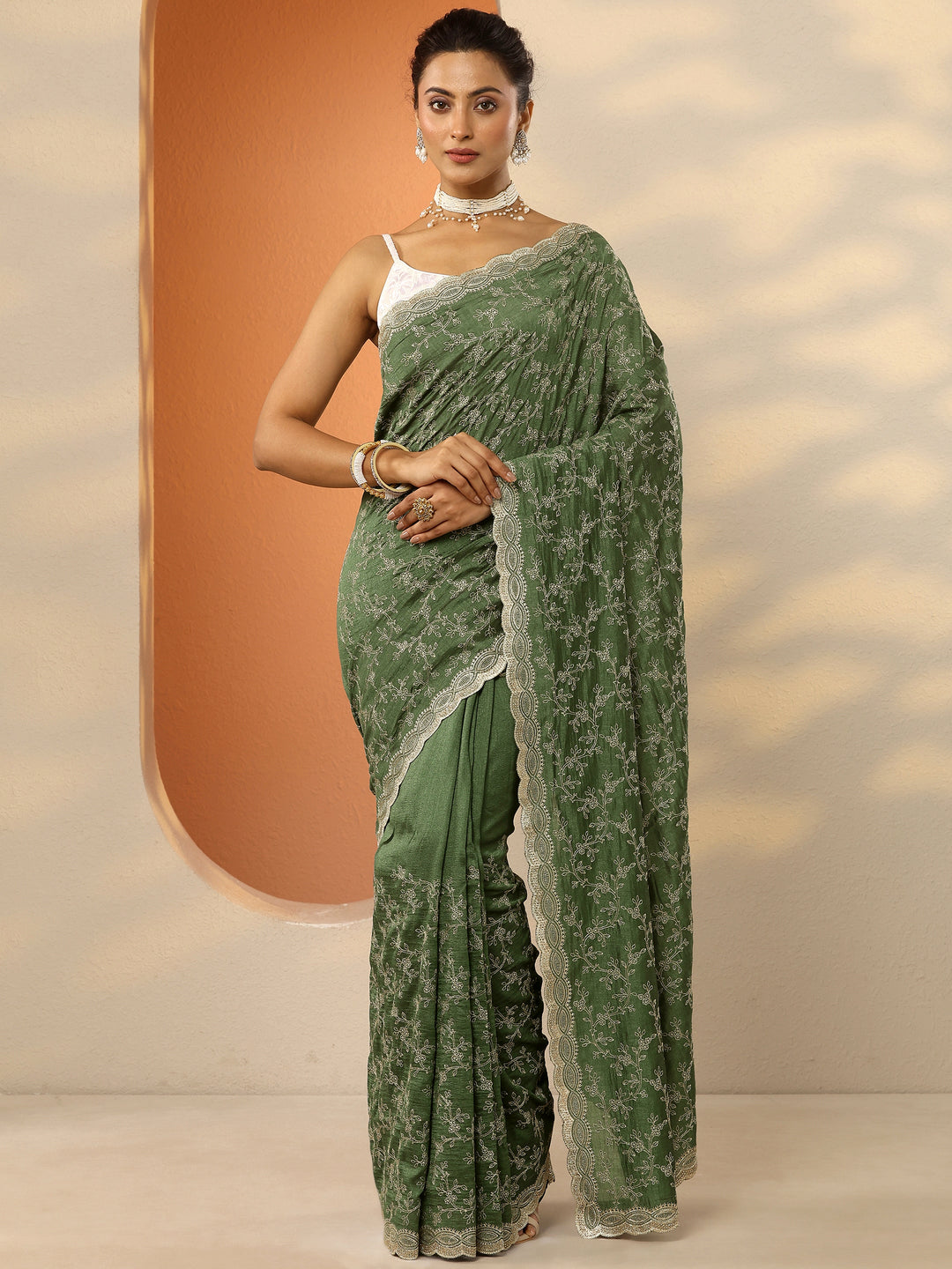 Green Embroidered Silk Blend Saree With Unstitched Blouse Piece