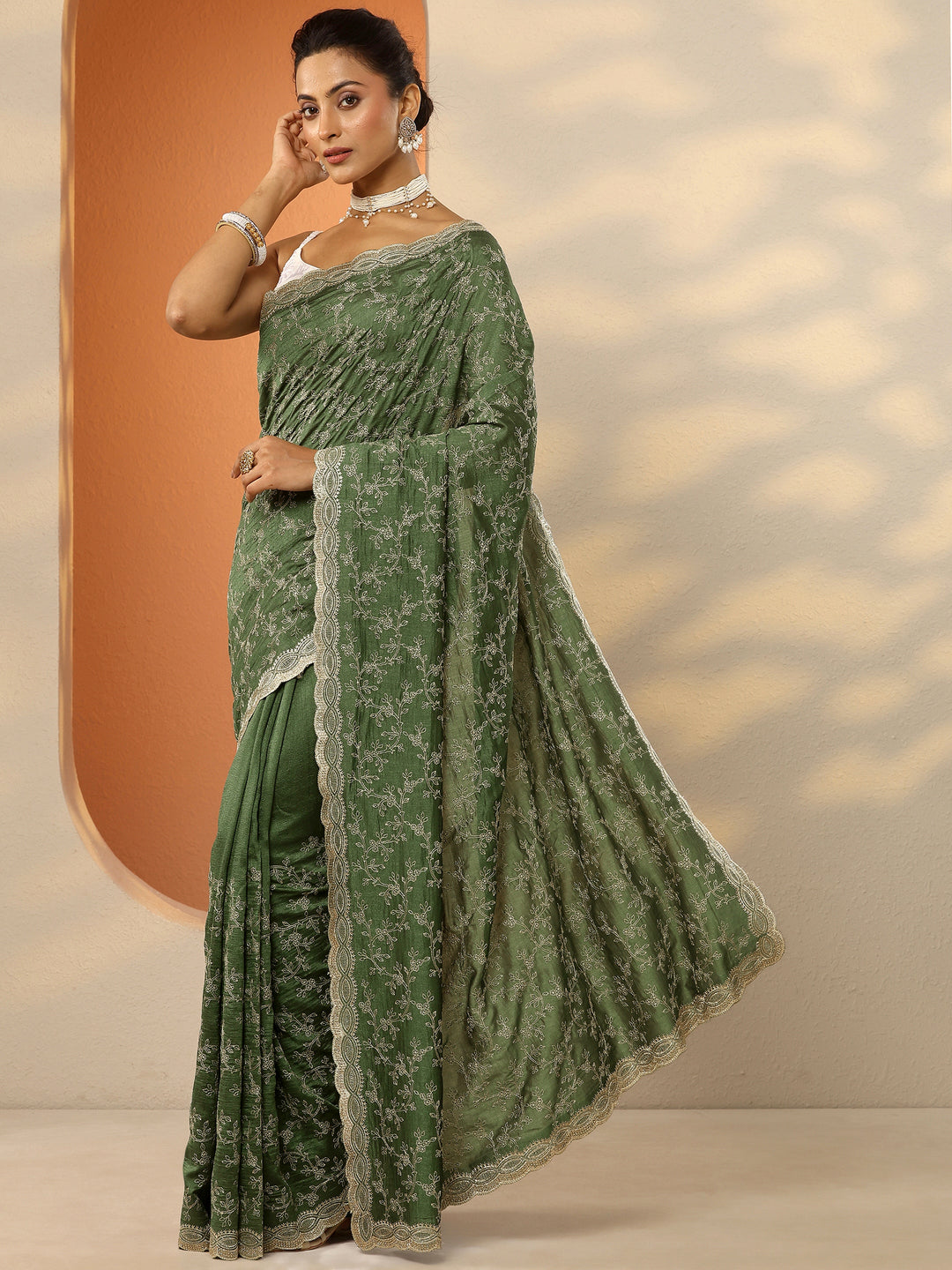 Green Embroidered Silk Blend Saree With Unstitched Blouse Piece