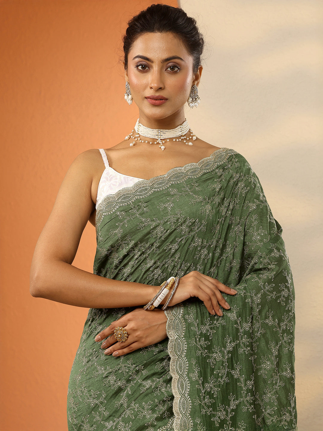 Green Embroidered Silk Blend Saree With Unstitched Blouse Piece