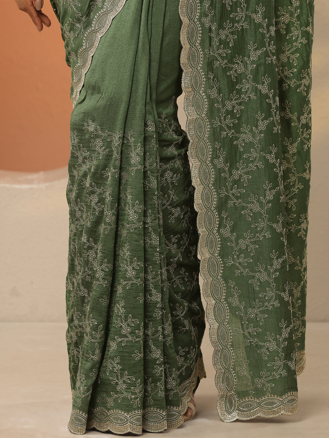 Green Embroidered Silk Blend Saree With Unstitched Blouse Piece