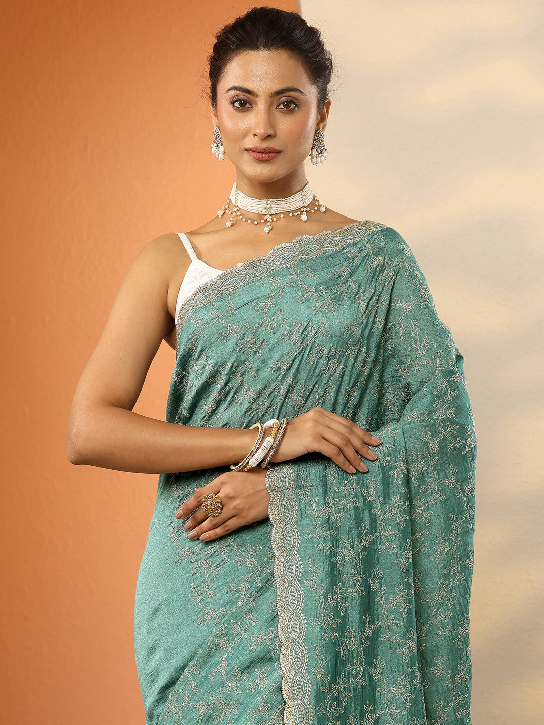 Green Embroidered Silk Blend Saree With Unstitched Blouse Piece