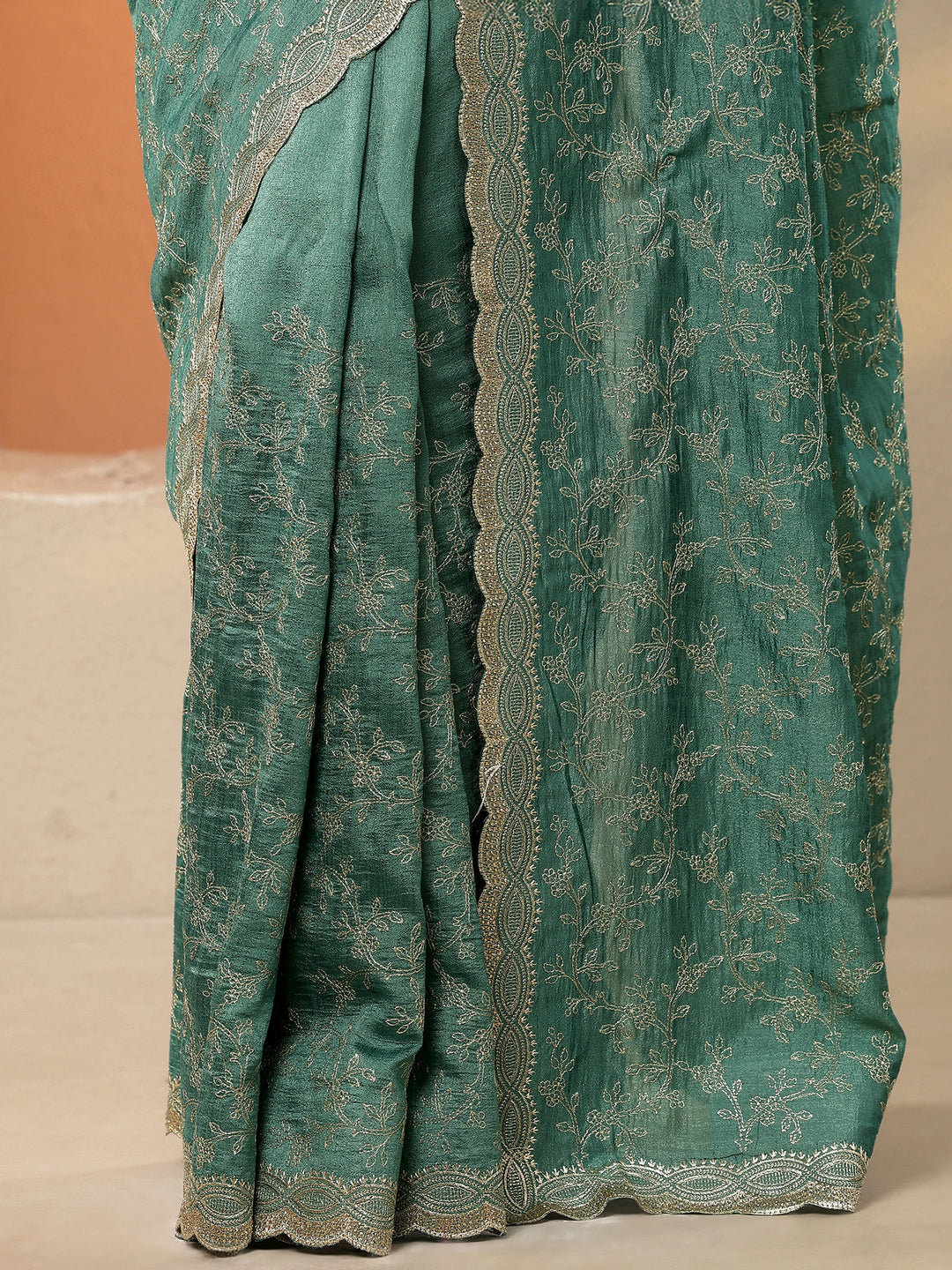 Green Embroidered Silk Blend Saree With Unstitched Blouse Piece