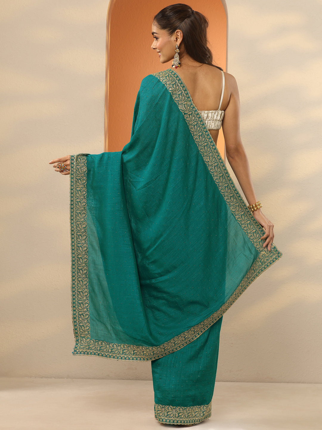 Green Embellished Silk Blend Saree With Unstitched Blouse Piece