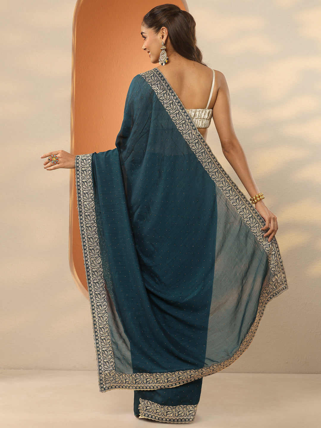 Green Embellished Silk Blend Saree With Unstitched Blouse Piece