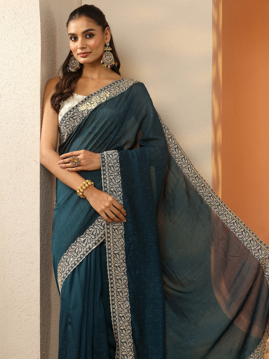 Green Embellished Silk Blend Saree With Unstitched Blouse Piece