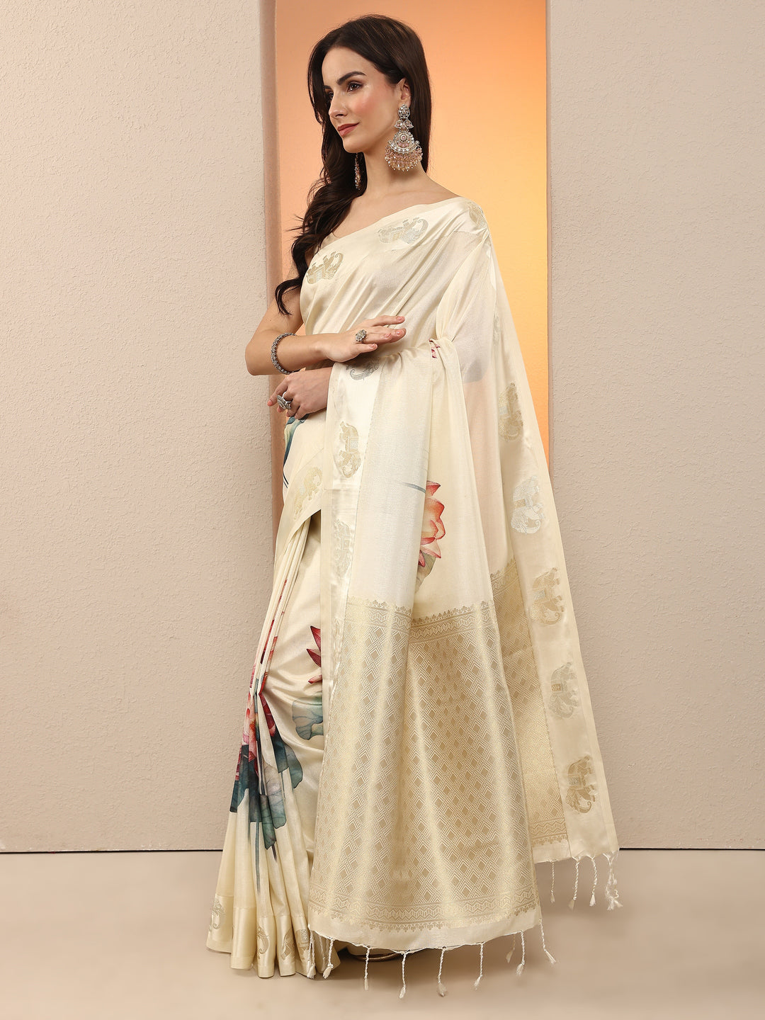 Cream Printed Silk Blend Saree With Unstitched Blouse Piece