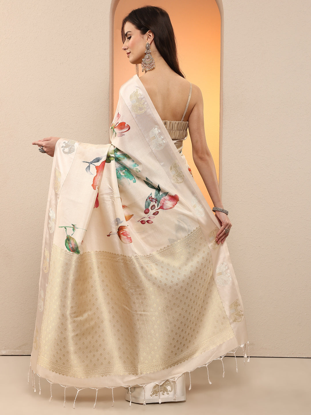 Cream Printed Silk Blend Saree With Unstitched Blouse Piece