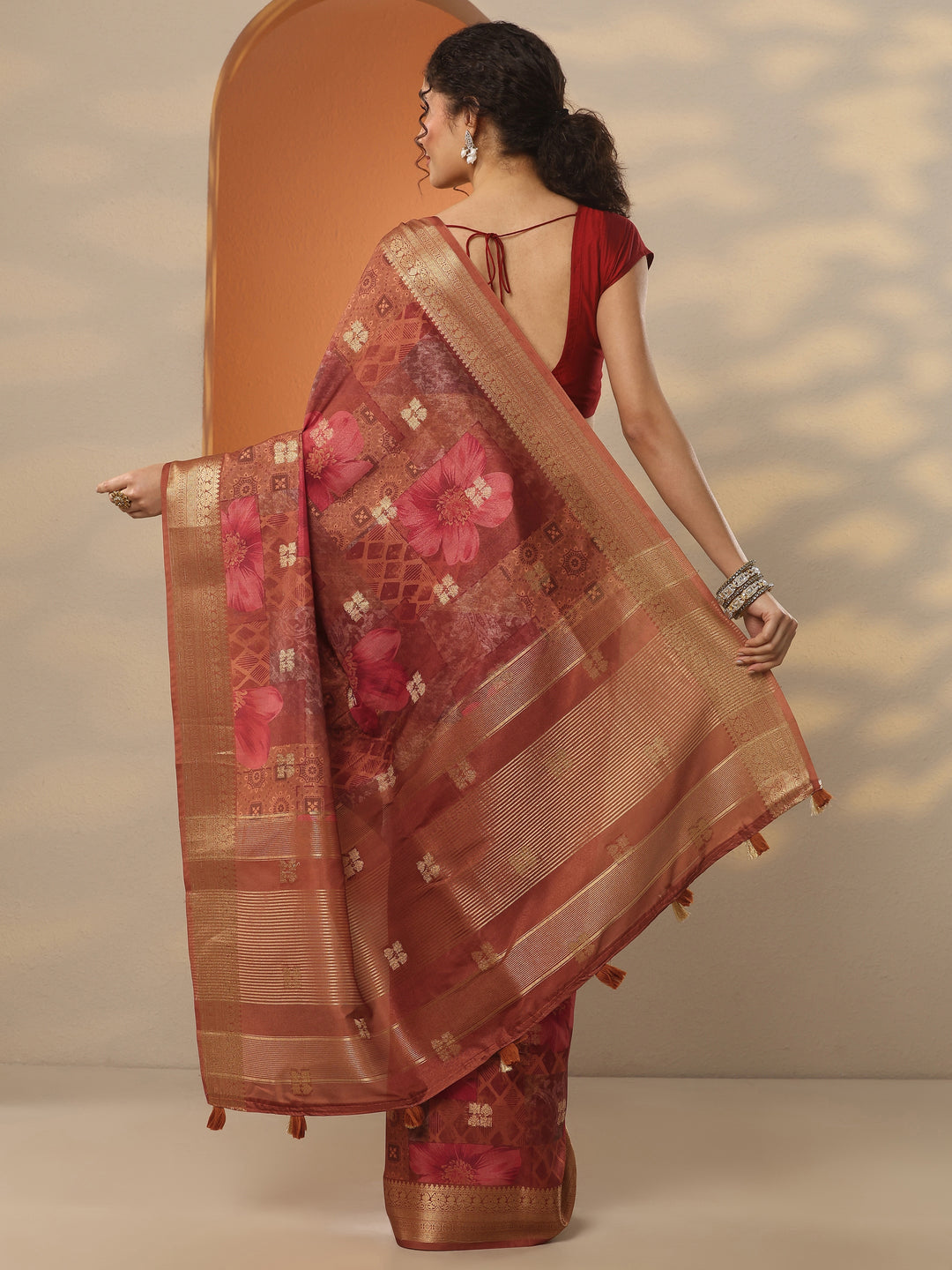 Brown Printed Silk Blend Saree With Unstitched Blouse Piece