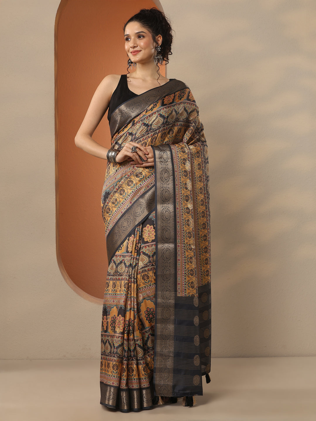 Mustard Printed Silk Blend Saree With Unstitched Blouse Piece