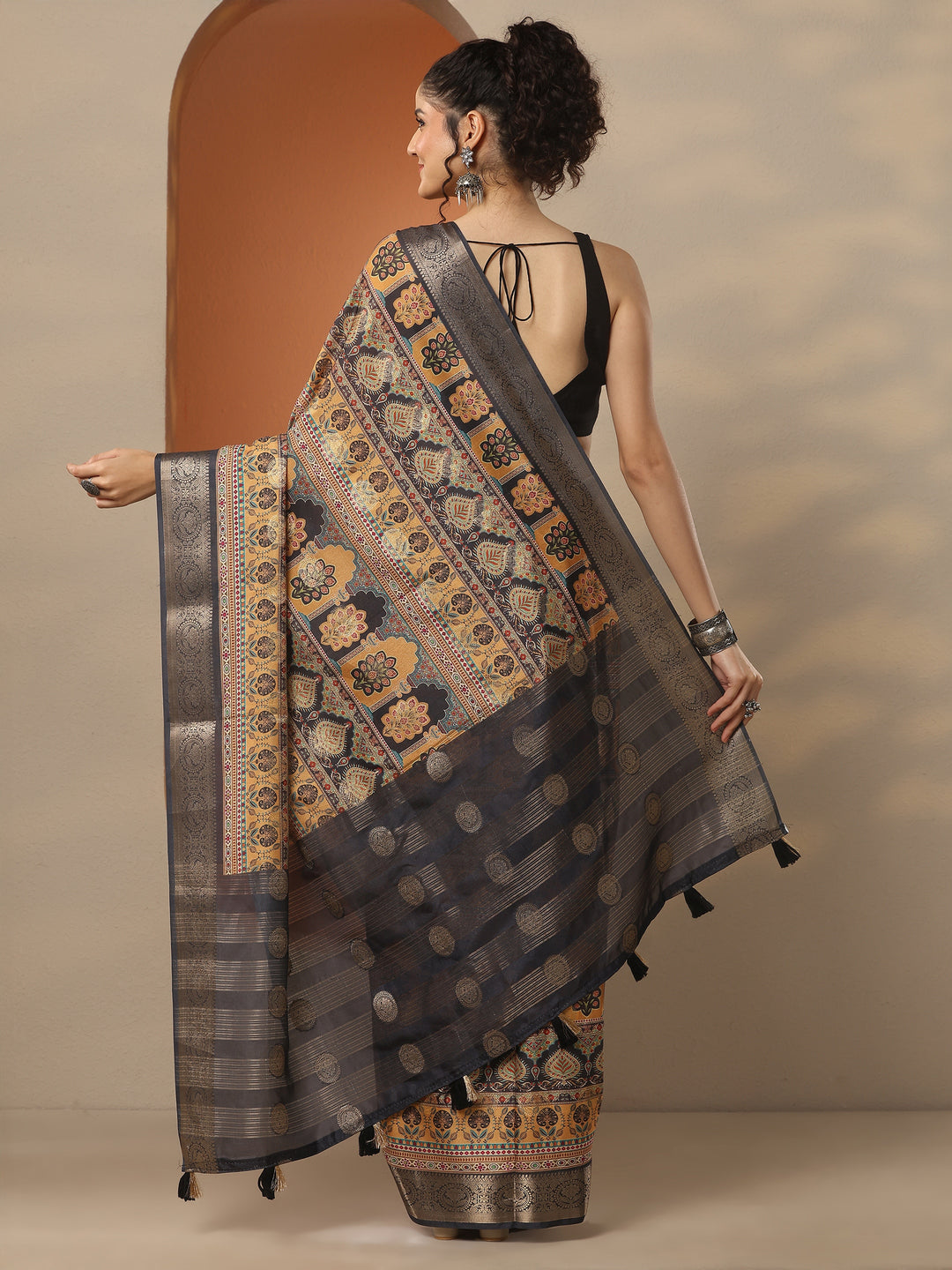 Mustard Printed Silk Blend Saree With Unstitched Blouse Piece