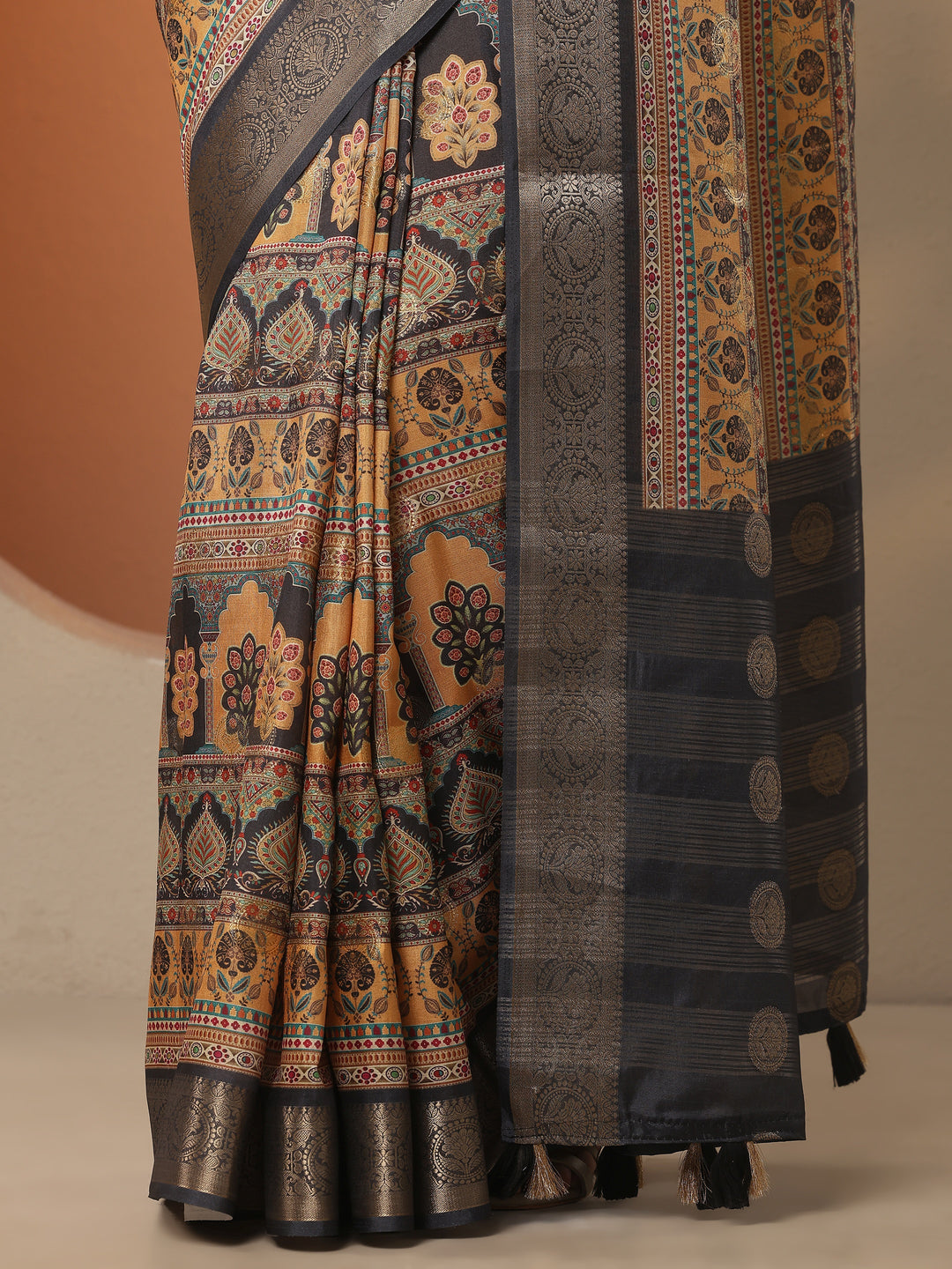 Mustard Printed Silk Blend Saree With Unstitched Blouse Piece