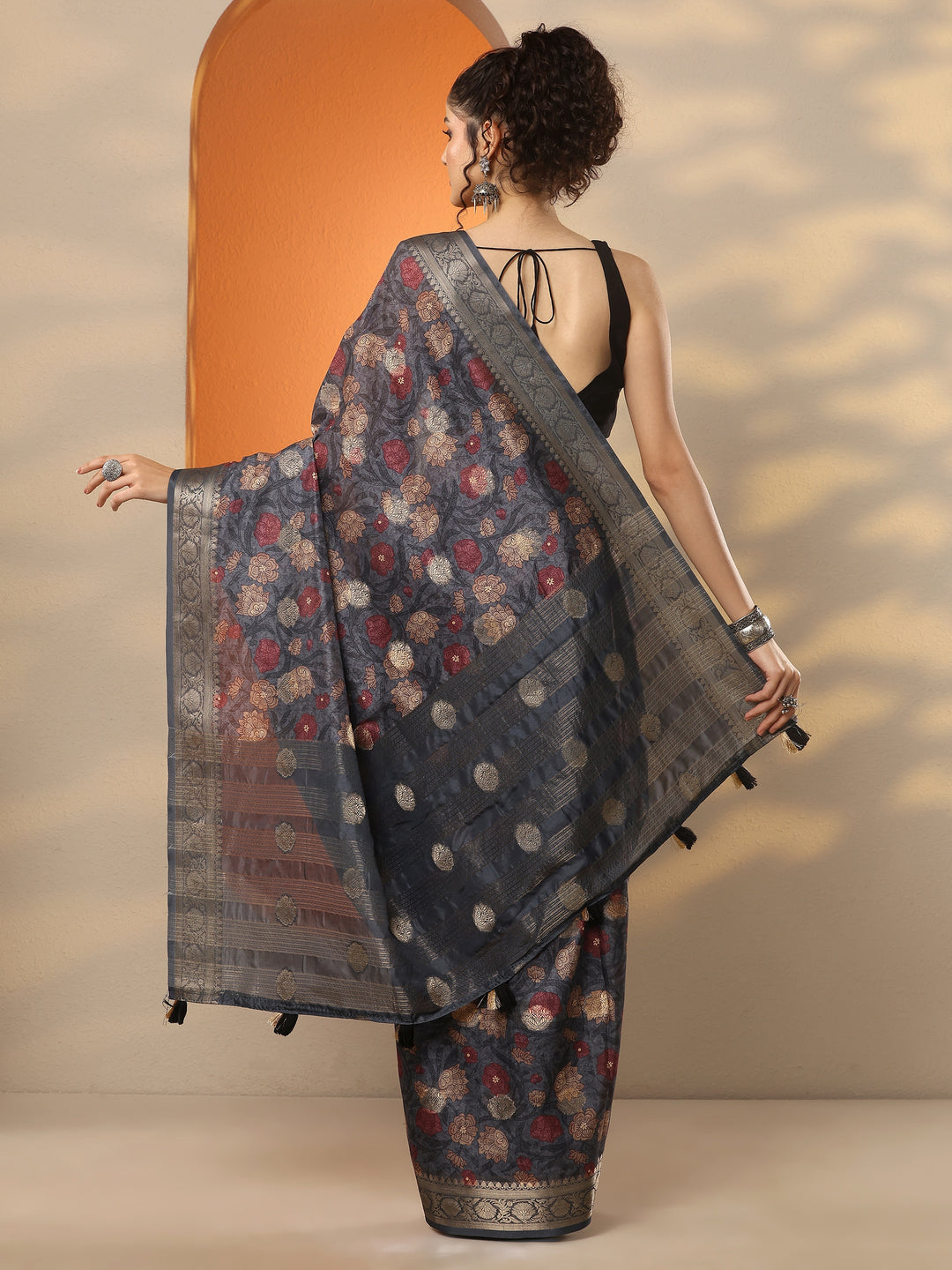 Grey Printed Silk Blend Saree With Unstitched Blouse Piece